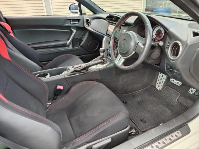 86GT　ワンオーナー　社外ケンウッドナビ・TV・バックカメラ・Bluetooth　ETC　 オートライト機能　パドルシフト　マニュアルモード付きAT　プッシュスタート　スマートキー　VSC　カタログ燃費JC08モード11.8㎞/L　社外17インチホイール＆夏タイヤ　純正17インチホイール＆冬タイヤ　 2000　2Dr