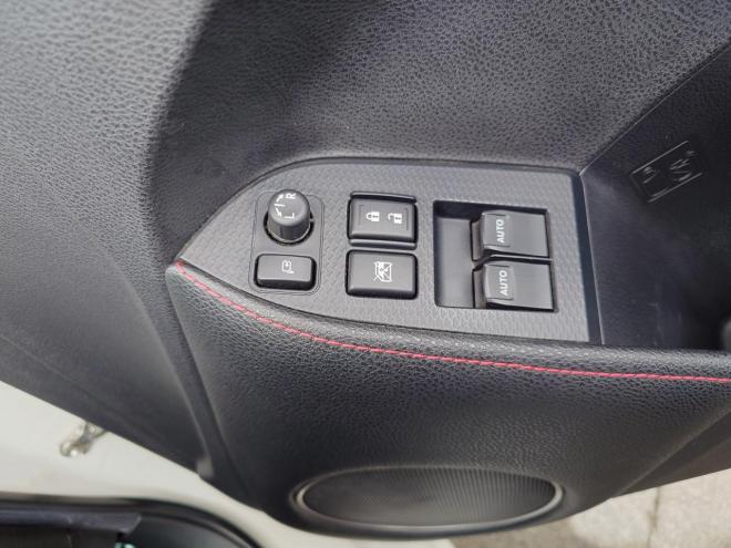 86GT　ワンオーナー　社外ケンウッドナビ・TV・バックカメラ・Bluetooth　ETC　 オートライト機能　パドルシフト　マニュアルモード付きAT　プッシュスタート　スマートキー　VSC　カタログ燃費JC08モード11.8㎞/L　社外17インチホイール＆夏タイヤ　純正17インチホイール＆冬タイヤ　 2000　2Dr