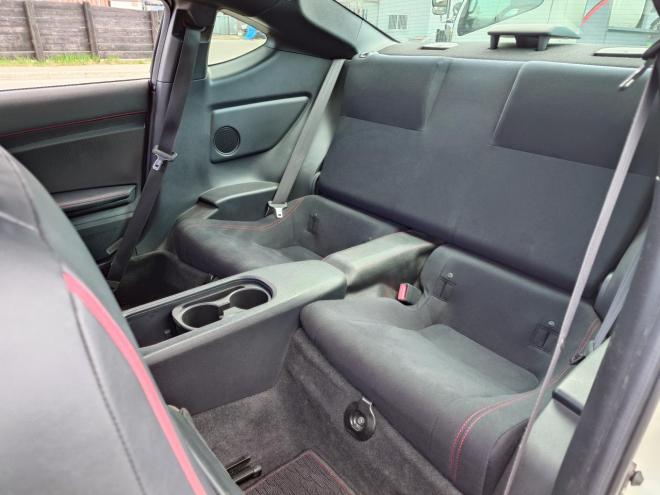 86GT　ワンオーナー　社外ケンウッドナビ・TV・バックカメラ・Bluetooth　ETC　 オートライト機能　パドルシフト　マニュアルモード付きAT　プッシュスタート　スマートキー　VSC　カタログ燃費JC08モード11.8㎞/L　社外17インチホイール＆夏タイヤ　純正17インチホイール＆冬タイヤ　 2000　2Dr