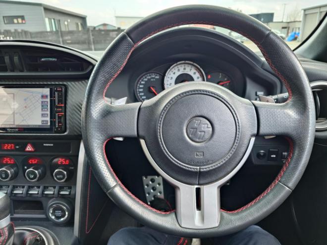 86GT　ワンオーナー　社外ケンウッドナビ・TV・バックカメラ・Bluetooth　ETC　 オートライト機能　パドルシフト　マニュアルモード付きAT　プッシュスタート　スマートキー　VSC　カタログ燃費JC08モード11.8㎞/L　社外17インチホイール＆夏タイヤ　純正17インチホイール＆冬タイヤ　 2000　2Dr