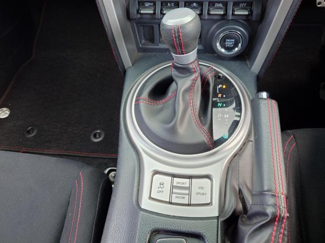 86GT　ワンオーナー　社外ケンウッドナビ・TV・バックカメラ・Bluetooth　ETC　 オートライト機能　パドルシフト　マニュアルモード付きAT　プッシュスタート　スマートキー　VSC　カタログ燃費JC08モード11.8㎞/L　社外17インチホイール＆夏タイヤ　純正17インチホイール＆冬タイヤ　 2000　2Dr