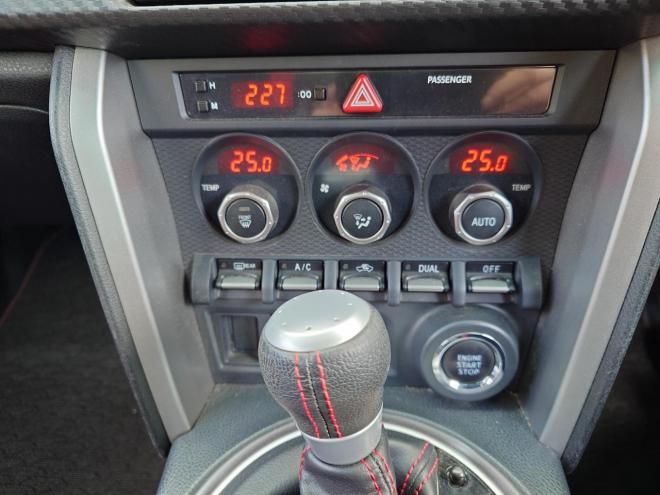 86GT　ワンオーナー　社外ケンウッドナビ・TV・バックカメラ・Bluetooth　ETC　 オートライト機能　パドルシフト　マニュアルモード付きAT　プッシュスタート　スマートキー　VSC　カタログ燃費JC08モード11.8㎞/L　社外17インチホイール＆夏タイヤ　純正17インチホイール＆冬タイヤ　 2000　2Dr