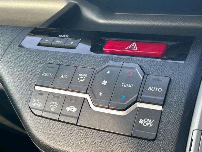 ステップワゴン2.0 スパーダ Z 4WD　ナビ　テレビ　スマートキー　記録簿　メンテナンスノート　取扱説明書　オートエアコン　後席モニター　バックカメラ　両側パワースライドドア　ETC 2000