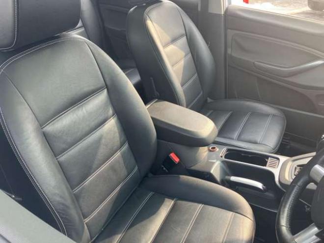 フォードクーガ タイタニアム 4WD　 2500