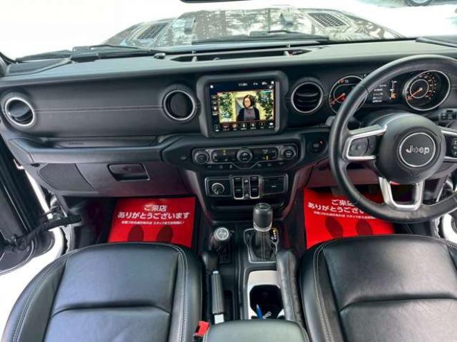 ラングラーアンリミテッド サハラ 3.6L 4WD　グラナイトグレー　エアコン　クルコン　パワステ　パワーウィンドウ　フロントカメラ　バックカメラ　キーレスエントリー　アルミホイール　ABS　横滑り防止装置　盗難防止装置　フルセグTV 正規輸入車 3600