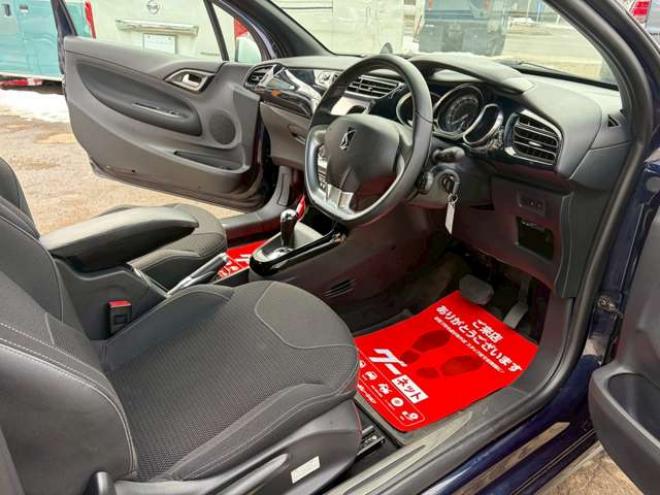 シトロエンDS3 シック　ETC　エアコン・クーラー　パワステ　パワーウィンドウ　キーレス　ABS 運転席エアバッグ　助手席エアバッグ　サイドエアバッグ　横滑り防止装置　社外ナビ　MTモード付 正規輸入車 2WD 1200