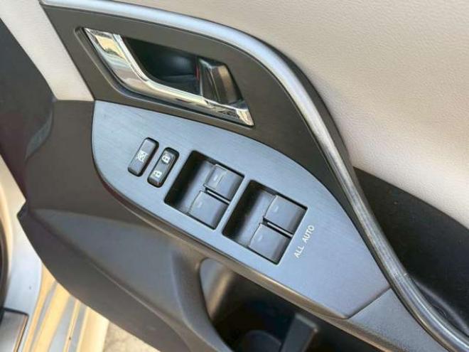 マークXジオ2.4 240G 4WD　6人乗り　3列シート　パワステ　パワーウィンドウ　純正ナビ　キーレスエントリー　ETC　バックカメラ　ABS　盗難防止装置　エアコン　電動シート　横滑り防止装置　アルミホイール 2400