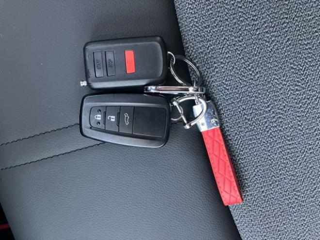 カローラクロス1.8 ハイブリッド Z E-Four 4WD　モデリスタエアロ　電動シート　電動リアゲート　バックカメラ　ETC　フルセグTV　パワステ　パワーウィンドウ　ABS　クルーズコントロール　アルミホイール　盗難防止装置　横滑り防止装置　ルーフレール 1800