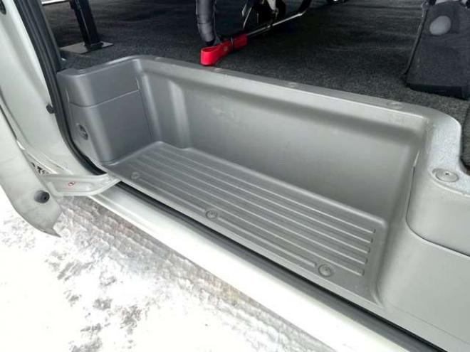 キャラバンNV350 2.5 プレミアムGX ロングボディ ディーゼルターボ 4WD　ベッドキット　スマートキー　キーレスエントリー　パワステ　パワーウィンドウ　ABS　ETC　エアコン　盗難防止装置　両側スライドドア 2500