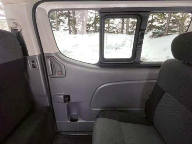 キャラバンNV350 2.5 プレミアムGX ロングボディ ディーゼルターボ 4WD　ベッドキット　スマートキー　キーレスエントリー　パワステ　パワーウィンドウ　ABS　ETC　エアコン　盗難防止装置　両側スライドドア 2500