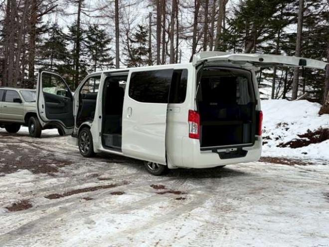 キャラバンNV350 2.5 プレミアムGX ロングボディ ディーゼルターボ 4WD　ベッドキット　カーテン　フロントスポイラー　グリルカバー　ルーフスポイラー　リアヒーター　社外ナビ　左側電動スライドドア　社外アルミホイール　ETC　バックカメラ　パワステ　パワーウィンドウ　キーレス 2500