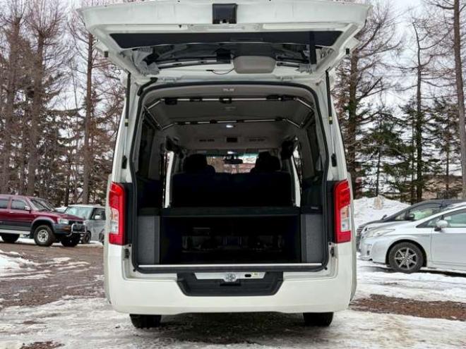 キャラバンNV350 2.5 プレミアムGX ロングボディ ディーゼルターボ 4WD　ベッドキット　カーテン　フロントスポイラー　グリルカバー　ルーフスポイラー　リアヒーター　社外ナビ　左側電動スライドドア　社外アルミホイール　ETC　バックカメラ　パワステ　パワーウィンドウ　キーレス 2500