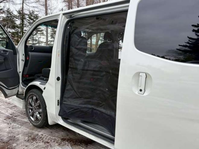 キャラバンNV350 2.5 プレミアムGX ロングボディ ディーゼルターボ 4WD　ベッドキット　カーテン　フロントスポイラー　グリルカバー　ルーフスポイラー　リアヒーター　社外ナビ　左側電動スライドドア　社外アルミホイール　ETC　バックカメラ　パワステ　パワーウィンドウ　キーレス 2500