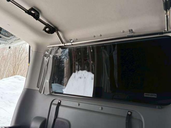 キャラバンNV350 2.5 プレミアムGX ロングボディ ディーゼルターボ 4WD　ベッドキット　カーテン　フロントスポイラー　グリルカバー　ルーフスポイラー　リアヒーター　社外ナビ　左側電動スライドドア　社外アルミホイール　ETC　バックカメラ　パワステ　パワーウィンドウ　キーレス 2500