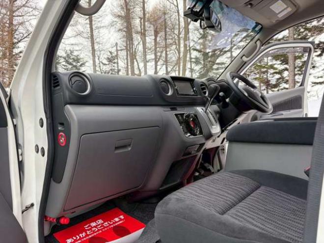 キャラバンNV350 2.5 プレミアムGX ロングボディ ディーゼルターボ 4WD　ベッドキット　カーテン　フロントスポイラー　グリルカバー　ルーフスポイラー　リアヒーター　社外ナビ　左側電動スライドドア　社外アルミホイール　ETC　バックカメラ　パワステ　パワーウィンドウ　キーレス 2500