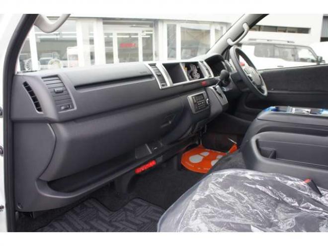 ハイエース2.7 グランドキャビン 4WD　登録済未使用車 走行6キロ　パノラミックビューモニター デジタルインナーミラー　LEDヘッドランプ　LEDフォグランプ　ホワイトパールクリスタルシャイン　メーカー保証付 登録済未使用車 2700