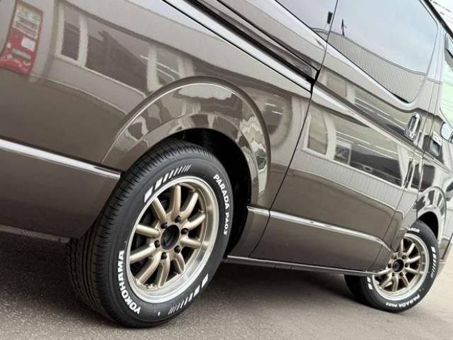 ハイエースバン2.8 スーパーGL 50TH アニバーサリー リミテッド ロングボディ ディーゼルターボ 4WD　415COBRA　CL-3 フロントリップスポイラー　ステージ2ルーフスポイラー　By2NEO　BADフェイスボンネット　ローフォルムフェンダー　ESSEX　ENCB　17インチブロンズホイール　ヨコハマパラダ　NEWパーツカスタム 2800