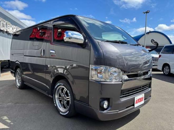 ハイエースバン2.8 スーパーGL ダークプライムII ロングボディ ディーゼルターボ 4WD　グレーメタリック　415COBRAクリーンルック3フロントスポイラー　ステージ2ルーフスポイラー　バッドフェイスBY2ボンネット　バッドラッカー17インチAW　ヨコハマPARADA17インチホワイトレター 2800