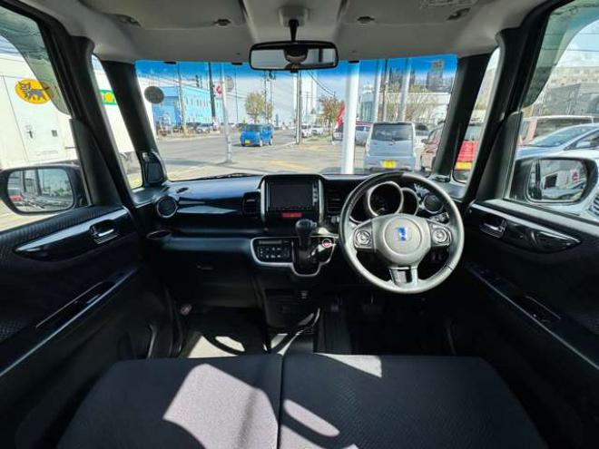 N-BOXカスタムG ターボSSパッケージ 4WD　プッシュスタート・横滑り防止・パドルシフト・クルーズコントロール・両側パワースライドドア・HIDオートライト・フォグランプ・オートエアコン・ETC・ミラーヒーター・純正フルセグTV・純正14incアルミホイール 660