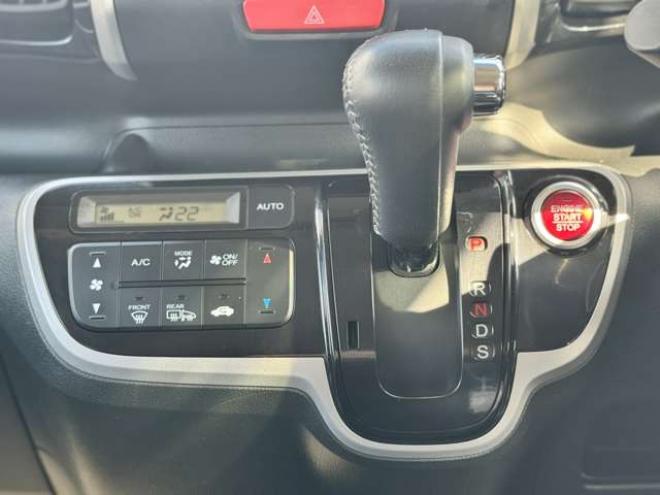 N-BOXカスタムG ターボSSパッケージ 4WD　プッシュスタート・横滑り防止・パドルシフト・クルーズコントロール・両側パワースライドドア・HIDオートライト・フォグランプ・オートエアコン・ETC・ミラーヒーター・純正フルセグTV・純正14incアルミホイール 660