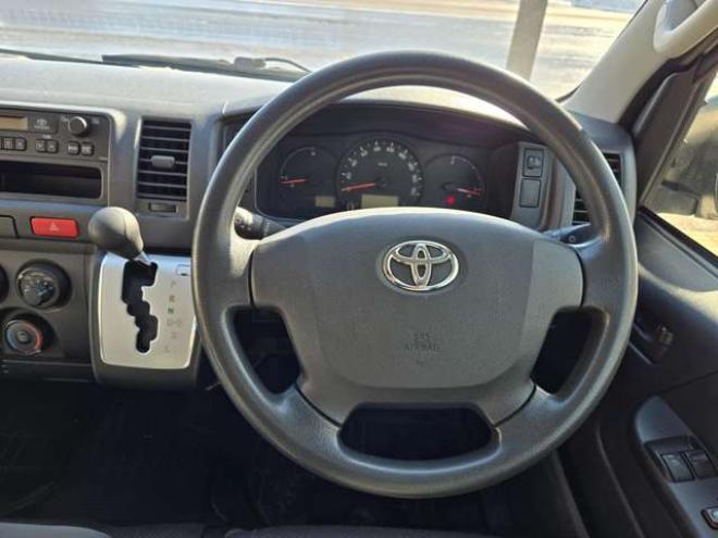 レジアスエース3.0 DX ロングボディ ディーゼルターボ 4WD　寒冷地仕様　リアヒーター　キーレス　マルチユースシートバックコンソール　フロントアンダーミラー　電動格納ミラー　パワーヒート　デイライト　純正オーディオ　FM/AM　AUX　バックカメラ 3000