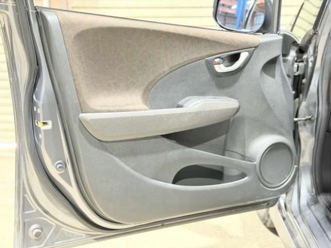 フィットシャトルハイブリッド1.3 スマートセレクション　防錆塗装TVナビエンスタ積込タイヤ 2WD 1300