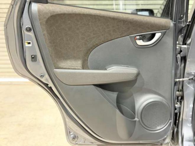 フィットシャトルハイブリッド1.3 スマートセレクション　防錆塗装TVナビエンスタ積込タイヤ 2WD 1300