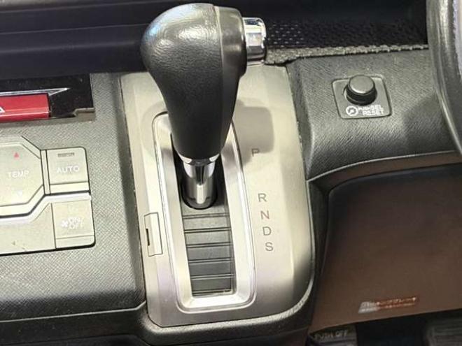 ステップワゴン2.0 スパーダ Z 4WD　防錆塗装4WDTVナビBカメ後席モニタETCエンスタ夏冬タイヤ 2000