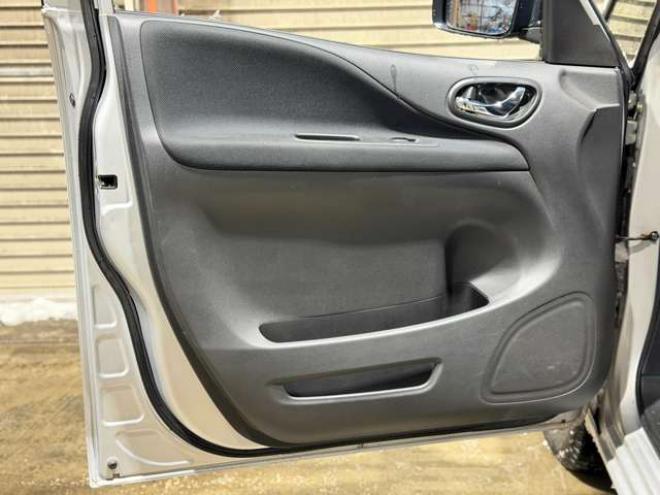 セレナ2.0 20S 4WD　防錆塗装4WDキーレスCDETC夏冬タイヤ 2000