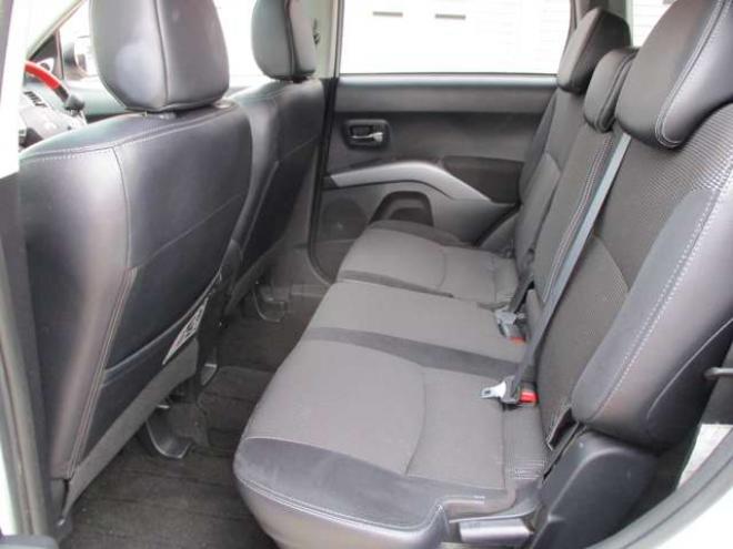 アウトランダー2.4 ローデスト 24G 4WD　サンルーフ・ナビ・TV・バックカメラ・スマートキー 2400