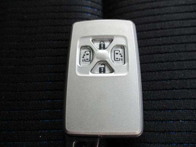 ヴォクシー2.0 ZS 4WD　ナビ・TV・両側パワースライドドア・スマートキー 2000