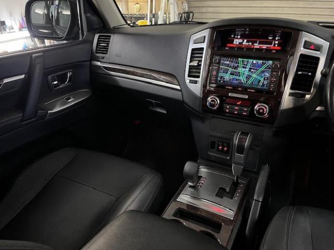 パジェロロング　スーパーエクシード　寒冷地仕様　ダブルバッテリー　禁煙車　ＷＥＤＳキーラー１７ＡＷ＋新品ＴＯＹＯホワイトレタータイヤ　社外１７ＡＷ＋スタッドレスタイヤ　新品ＪＡＯＳブラックマッドガード　純正ナビ　地デジ　Ｂｌｕｅｔｏｏｔｈ 4WD 3200 5Dr