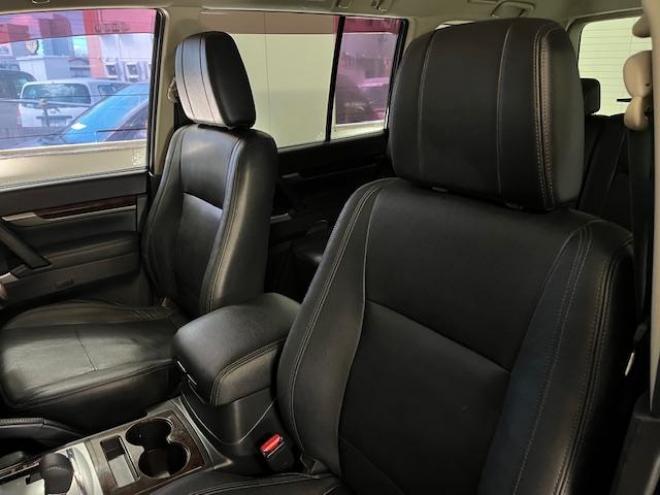 パジェロロング　スーパーエクシード　寒冷地仕様　ダブルバッテリー　禁煙車　ＷＥＤＳキーラー１７ＡＷ＋新品ＴＯＹＯホワイトレタータイヤ　社外１７ＡＷ＋スタッドレスタイヤ　新品ＪＡＯＳブラックマッドガード　純正ナビ　地デジ　Ｂｌｕｅｔｏｏｔｈ 4WD 3200 5Dr