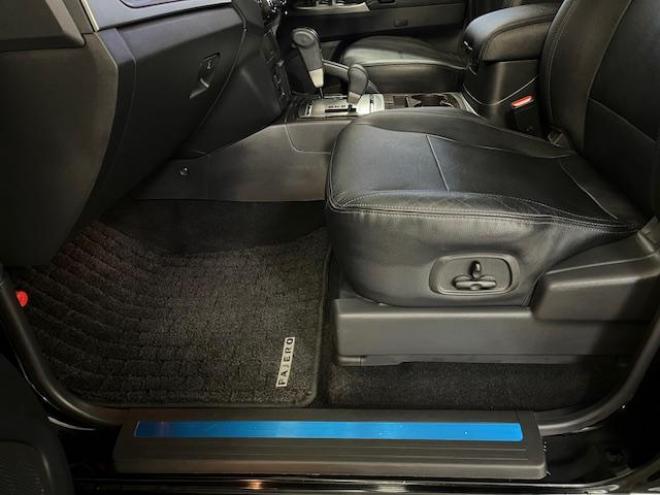 パジェロロング　スーパーエクシード　寒冷地仕様　ダブルバッテリー　禁煙車　ＷＥＤＳキーラー１７ＡＷ＋新品ＴＯＹＯホワイトレタータイヤ　社外１７ＡＷ＋スタッドレスタイヤ　新品ＪＡＯＳブラックマッドガード　純正ナビ　地デジ　Ｂｌｕｅｔｏｏｔｈ 4WD 3200 5Dr