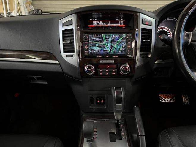 パジェロロング　スーパーエクシード　寒冷地仕様　ダブルバッテリー　禁煙車　ＷＥＤＳキーラー１７ＡＷ＋新品ＴＯＹＯホワイトレタータイヤ　社外１７ＡＷ＋スタッドレスタイヤ　新品ＪＡＯＳブラックマッドガード　純正ナビ　地デジ　Ｂｌｕｅｔｏｏｔｈ 4WD 3200 5Dr