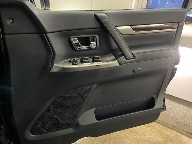 パジェロロング　スーパーエクシード　寒冷地仕様　ダブルバッテリー　禁煙車　ＷＥＤＳキーラー１７ＡＷ＋新品ＴＯＹＯホワイトレタータイヤ　社外１７ＡＷ＋スタッドレスタイヤ　新品ＪＡＯＳブラックマッドガード　純正ナビ　地デジ　Ｂｌｕｅｔｏｏｔｈ 4WD 3200 5Dr