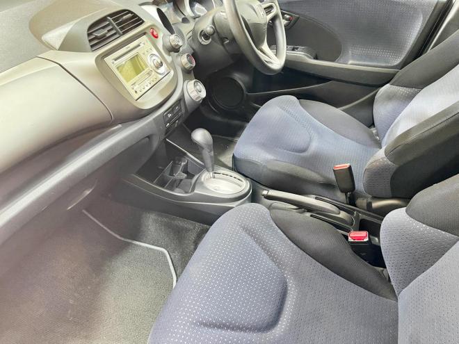 フィット1.3G 4WD 5年保証 夏冬タイヤ 自社認証工場 車検整備2年付 修復歴無 寒冷地仕様 禁煙