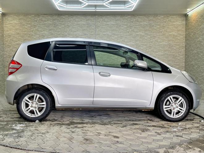 フィット1.3G 4WD 5年保証 夏冬タイヤ 自社認証工場 車検整備2年付 修復歴無 寒冷地仕様 禁煙