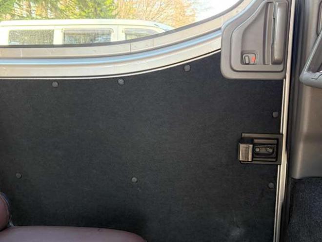 キャラバンNV350 2.5 クールバン DX ロングボディ ディーゼルターボ 4WD　エンジンスターター　革調シートカバー　ETC　社外ハンドル　社外テール　ベッドキット　パワステ　パワーウィンドウ　社外ナビ　社外アルミホイール　両側スライドドア 2500