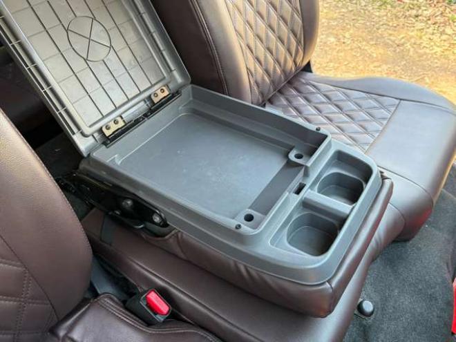 キャラバンNV350 2.5 クールバン DX ロングボディ ディーゼルターボ 4WD　エンジンスターター　革調シートカバー　ETC　社外ハンドル　社外テール　ベッドキット　パワステ　パワーウィンドウ　社外ナビ　社外アルミホイール　両側スライドドア 2500