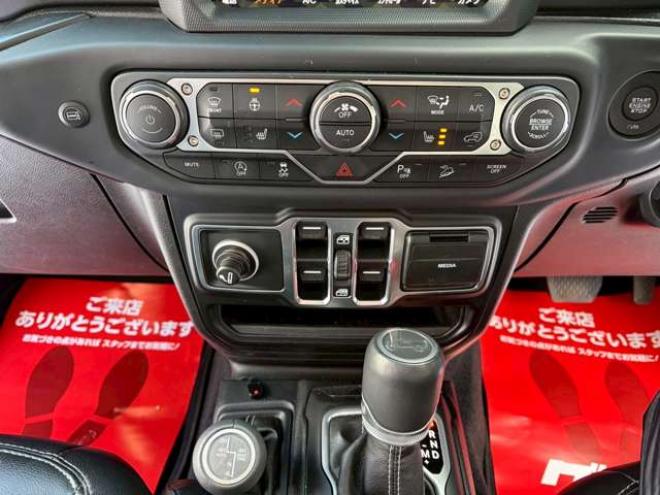 ラングラーアンリミテッド サハラ 3.6L 4WD　グラナイトグレー　エアコン　クルコン　パワステ　パワーウィンドウ　フロントカメラ　バックカメラ　キーレスエントリー　アルミホイール　ABS　横滑り防止装置　盗難防止装置　フルセグTV 正規輸入車 3600