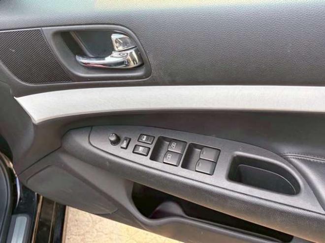 スカイライン2.5 250GT FOUR 4WD　ドライブレコーダー　ETC　パワステ　パワーウィンドウ　ナビ　電動シート　寒冷地仕様　アルミホイール　エアコン　盗難防止装置　キーレスエントリー　ABS　横滑り防止装置 2500