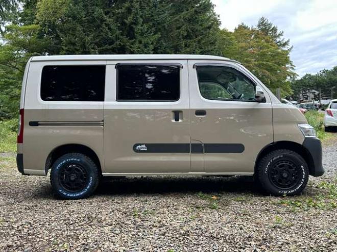 タウンエースバン1.5 GL 4WD　アルトピアーノ　ベージュツートン全塗装済　ベッドキット　セカンドバッテリー　ETC　フルセグTVナビ　バックカメラ　アイドリングストップ　ABS　レーンキープアシスト　盗難防止装置　パワステ　パワーウィンドウ 1500