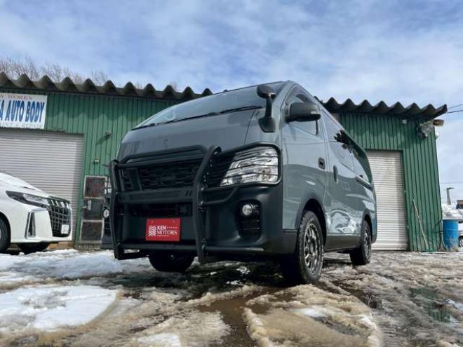 キャラバンNV350 2.5 プレミアムGX ロングボディ ディーゼルターボ 4WD　ABS　衝突軽減ブレーキ　横滑防止装置　盗難防止装置　エアコン　パワステ　パワーウィンドウ　キーレス　片側スライドドア　フォグランプ　ETC　エアバッグ　オリジナル全塗装アンビルグレー　フロントグリル 2500