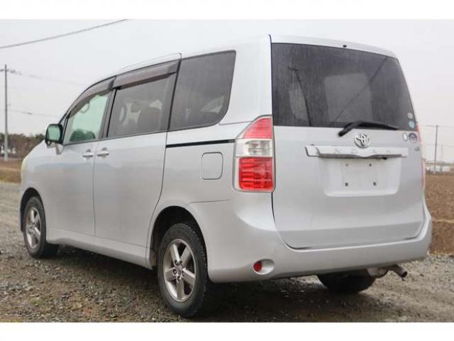 ノア2.0 X 4WD　検二年　バックカメラ　自社　ローンカノウ 2000