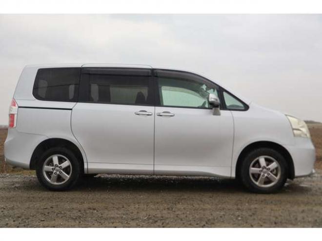 ノア2.0 X 4WD　検二年　バックカメラ　自社　ローンカノウ 2000