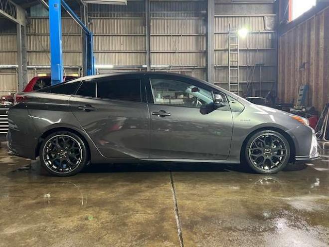 プリウス1.8 A プレミアム ツーリングセレクション E-Four 4WD　TRDスポイラー・18インチAW・純正8型ナビ・エンジンスターター・ドライブレコーダー・アダプティブクルーズコントロール・パワーシート・ETC・1500W給電・車検令和9年7月・寒冷地仕様車 1800