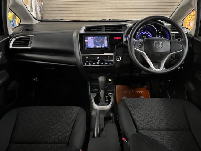 フィット１３Ｇ　Ｌパッケージ　本州仕入　ワンオーナー　寒冷地仕様　禁煙車　社外１５インチＡＷ　スタッドレスタイヤ付　純正ナビ　地デジ　バックカメラ　純正エンジンスターター　フロントガラス熱線　ミラーヒーター　アイドリングストップ 4WD 1300 5Dr