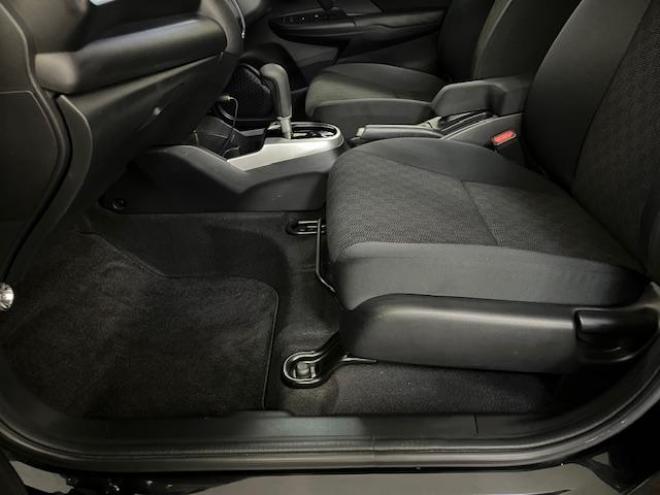 フィット１３Ｇ　Ｌパッケージ　本州仕入　ワンオーナー　寒冷地仕様　禁煙車　社外１５インチＡＷ　スタッドレスタイヤ付　純正ナビ　地デジ　バックカメラ　純正エンジンスターター　フロントガラス熱線　ミラーヒーター　アイドリングストップ 4WD 1300 5Dr