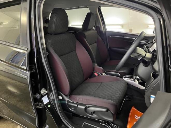 フィット１３Ｇ　Ｌパッケージ　本州仕入　ワンオーナー　寒冷地仕様　禁煙車　社外１５インチＡＷ　スタッドレスタイヤ付　純正ナビ　地デジ　バックカメラ　純正エンジンスターター　フロントガラス熱線　ミラーヒーター　アイドリングストップ 4WD 1300 5Dr